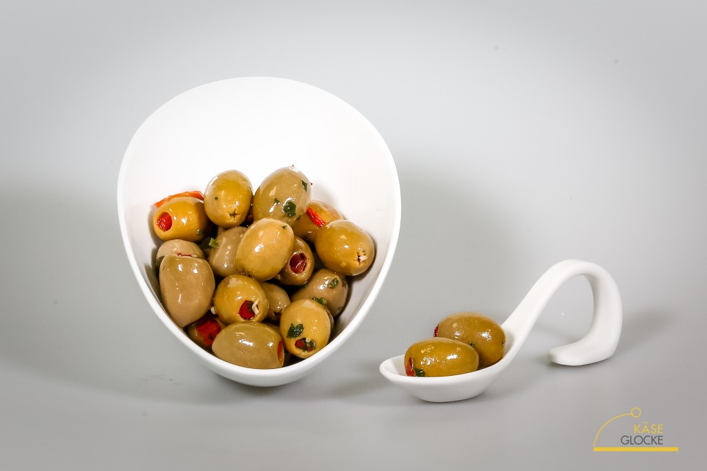 Grüne Oliven gefüllt mit Paprika in Knoblauch und Kräuter - Antipasti